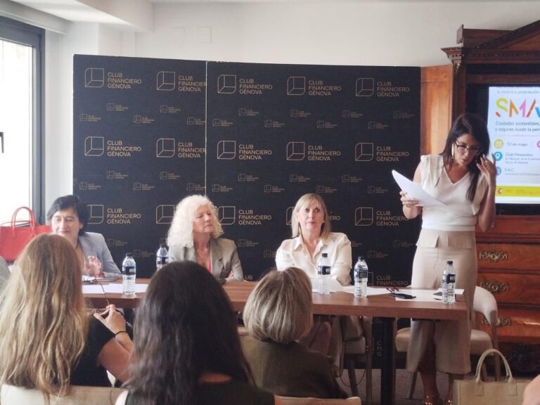 Ponentes y organizadores durante el encuentro Smart Cities with Gender Perspective en el Club Financiero de Madrid, evento de Centro Clínico 2000.