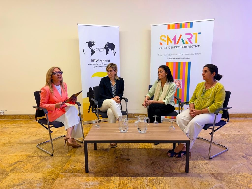 MESA REDONDA: MIRANDO AL UNIVERSO Modera: Antonia Varela - Presidenta de Bpw-Canarias y Fundación Starlight Ponentes: Carmen López - Vulcanóloga Eloisa del Pino Presidenta del Consejo Superior de Investigaciones Científicas Eva Villaver Subdirectora del Instituto de Astrofísica de Canarias Ana Ulla Catedrática de Astronomía y Astrofísica Universidad de Vigo